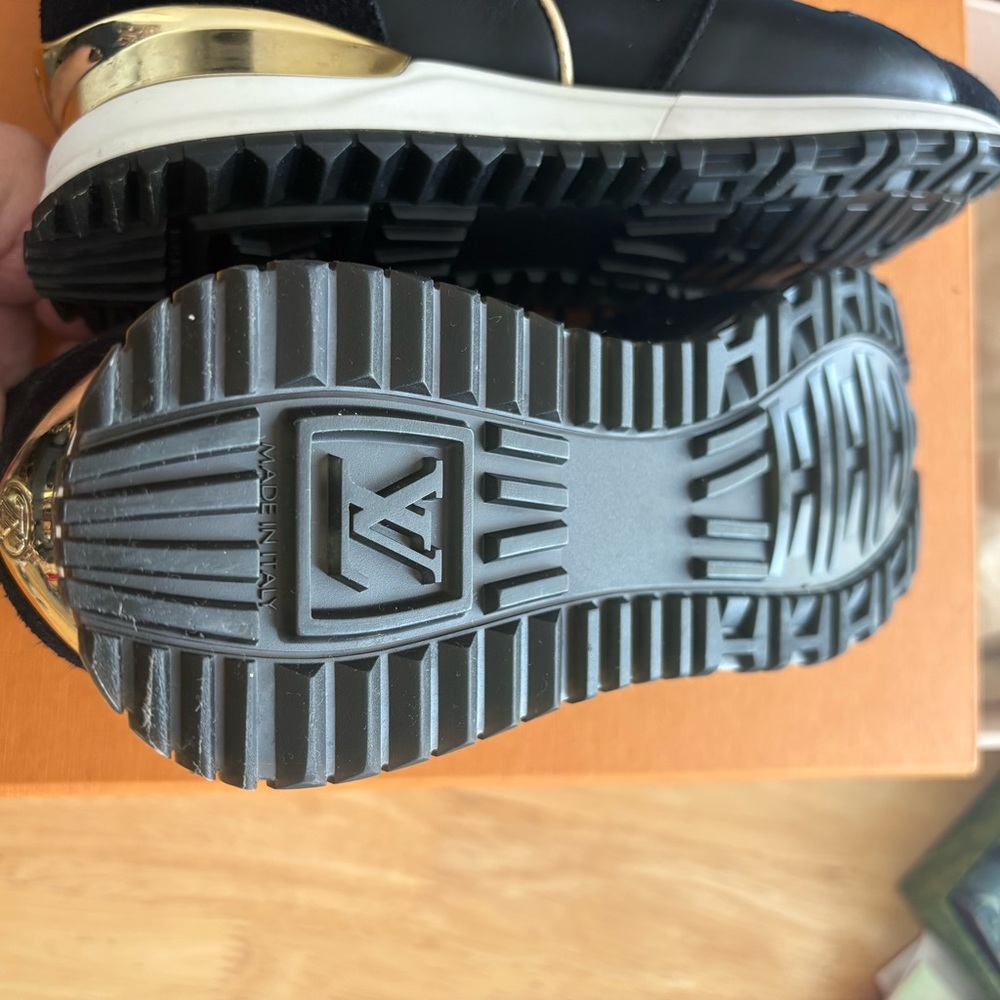EUC- Iconic Louis Vuitton Runaway model Monogram Sneaker, 7.5 - Picture 12 of 14